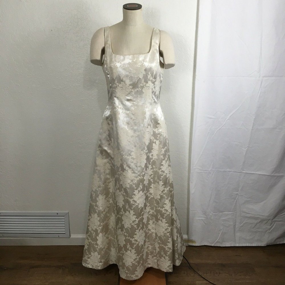 Jessica McClintock Formal Dress Ball Gown Wedding Prom Sleeveless Cream Metallic